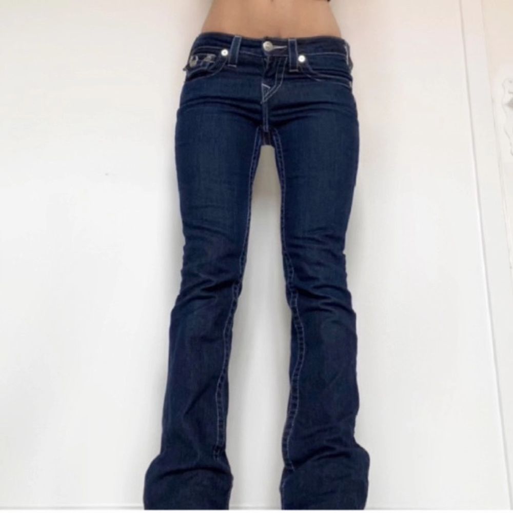 Säljer nu mina älskade True religon jeans som tyvärr är för långa på mig. Skulle säga att dom är raka i modellen.        Innerbenslängd: ca 85cm                                              Midjemåttet (mätt rakt över): ca 37 cm. Jeans & Byxor.