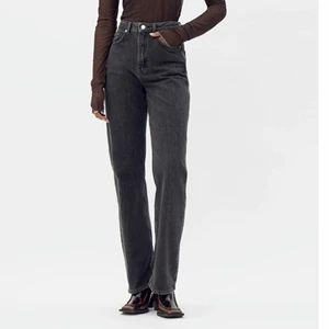 Weekday rowe - Weekday rowe i en mörkgrå färg! Storlek 27/32 så passar S/M. Går nedanför skorna på mig som är 166💕