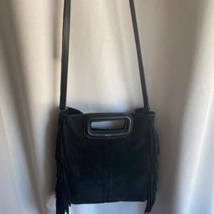 Maje suede M bag - Svart maje suede bag i storlek M.🥰 Såå fin och passar till allt! Rymmer även väldigt mycket. Väskan är i gott skick! Skriv för frågor eller ytterligare bilder☺️ Säljer för 1000kr inkl frakt.