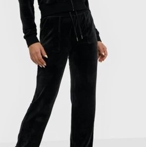 Juicy Couture byxor - Svarta Juicy Couture byxor. Knappt använda i nytt skick. Storlek XS, köpta på Raglady i kungsmässan.