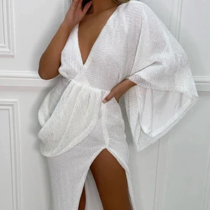 Vit balklänning - Vit balklänning med one shoulder, smyckad med kedja och slits. Glittrar så himla fint, perfekt till dop, bröllop eller fester i sommar🌼🌸💓🥰🥳