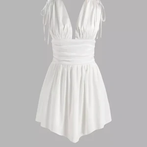 SOMMARKLÄNNING FRÅN CIDER ✅🍀 - Superfin klänning i satin från Shop Cider. Tänkte haft denna på min student men den satt lite tajt. Behöver strykas eftersom den har legat vikt i en påse vid leverans. Endast provad, i nyskick. Säljes pga fel storlek. Superfin att ha till sommaren som studenten. Köpare står för frakt. Ser exakt ut som på bilden. Utlagd på flera sidor, var snabb! 🥰🍀☀️