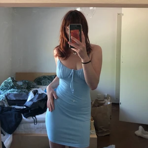 Söt klänning - Världens sötaste sommarklänning i ljusblått🦋🐬🐳 mkt stretchig så passar många, jag är ca 167 och brukar ha xs-m för referens