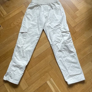 Sweet sktbs Cargo pants  - Säljer dessa magiska sweet sktbs cargo byxor!          Köpa på Junkyard butik i Stocholm.  (Storlek small).    Dem är som riktigt sparsamt använda och använda typ 3 gånger så dem e som nya! Inga hål eller något på dem.