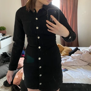 Jeansklänning Zara - Tänkte kolla om någon är intresserad av en svart jeansklänning från Zara som är köpt för 2-3 år sedan med prislappen kvar. Aldrig använd då den är aningen för tight på mig 😮‍💨 Är en söm i midjan som markerar midjan på ett snyggt sätt, den formar verkligen kroppen supersnyggt & är inte i sånt hårt jeanstyg så man kan andas 🤩❤️‍🔥