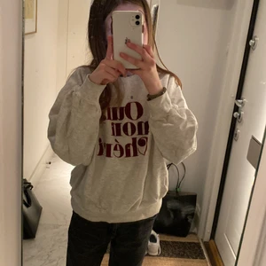 Snygg sweatshirt - Säljer min jättesnygga sweatshirt för 150 kr + frakt (pris kan diskuteras vid snabb affär). Den är i storlek m men passar mig som är en xs-s pågrund av att den krypt i tvätten. Skriv privat för fler bilder! 🥰