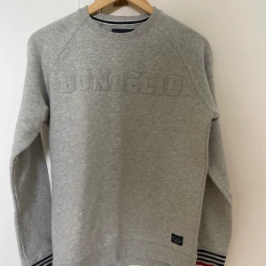 Bondelid sweatshirt  - Använt skick, blå/röda ränder i änden av ärmen.