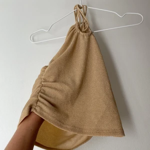 Glittrig topp med öppen rygg⚡️ - Guld-Glittrig topp som är öppen i ryggen✨ Från bikbok strl S