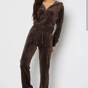 Juicy set - Säljer nu mitt juicy sett då det inte kommer till användning. Använt fåtal gånger och är i nyskick! Byxerna är i storlek xs och tröjan är i storlek s. Köparen står för frakt. Om fler är intresserade så kommer budgivning.