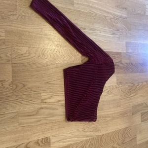 Enaxlad fin tröja i storlek XS - En fin tröja med endast en axel. Lite genomskinlig men inget jag tänkte på särskilt mycket. Bra material. Aldrig använt den eftersom jag beställde i fel storlek. 