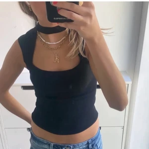 Zara topp - Fin topp endast använd ett fåtal gånger! I storlek S😚 Buda i kommentarerna! Köp direkt för 300kr inkl  frakt                                                   (lånad bild) 