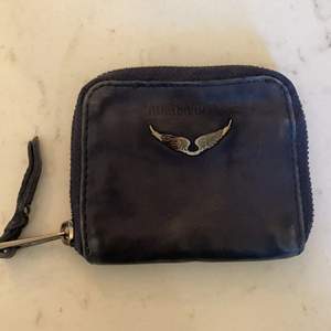 Söt liten plånbok från zadig et voltaire, super bra skick i mörkblå färg. Finns matchande väska om man är intresserad. :) 