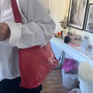 Handväska   - En supersöt röd handväska ☺️ Väskan är nästan i nyskick köpt på second hand. 60 kronor + frakt 