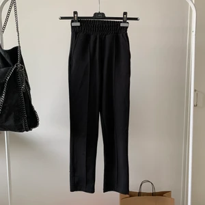 Ginatricot  - Säljer ett par svart kostymbyxor från Ginatricot då dom blivit för små. Storlek (XXS). Använda ett fåtal gånger och ser nya ut. Två fickor där fram, resor där uppe och pressveck där fram. Skriv till mig om ni är intresserade!  Köpare står för frakt.