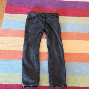 Levis 501 W33 L32 gråa - Ett par gråa Levis köpta för knappt ett år sedan. De är relativt välanvända och har lite slitage nere vid fot kanten, annars är de välbevarade! 
