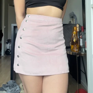 Rosa ”mocha” kjol - En rosa kjol i ”mocha” material! Säljer då de inte riktigt är min stil:/