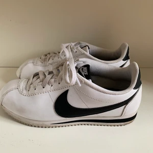 Nike sneakers - Intressekoll på ett par Nike Classic Cortez! Köpta secondhand men är i väldigt bra skick, utan synliga defekter bortsett från smuts. Säljer för minst 200kr💕