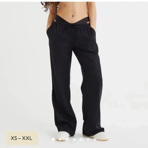 Hm linnebyxor svarta - Säljer dessa svarta populära linnebyxor från HM! Endast använda en gång!💞 budgivning gäller!