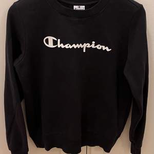 Svart sweatshirt från Champion. Använd endast 1 gång. ❤️💜❤️💜
