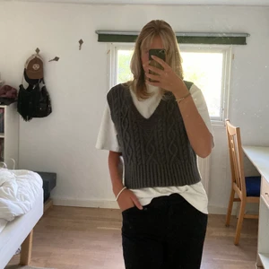 Stickad väst  - Stickad mörkgrå väst från Zara i storlek M. Väldigt classy 