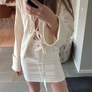 Säljer den här fina vita jeans kjolen som är perfekt till sommaren💓 använd ett fåtal gånger och inga defekter 
