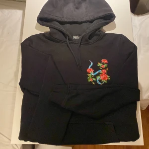Mr tee hoodie - orgiginalpris på 900 kr, använd ett par gånger men inga tecken på några defekter alls!