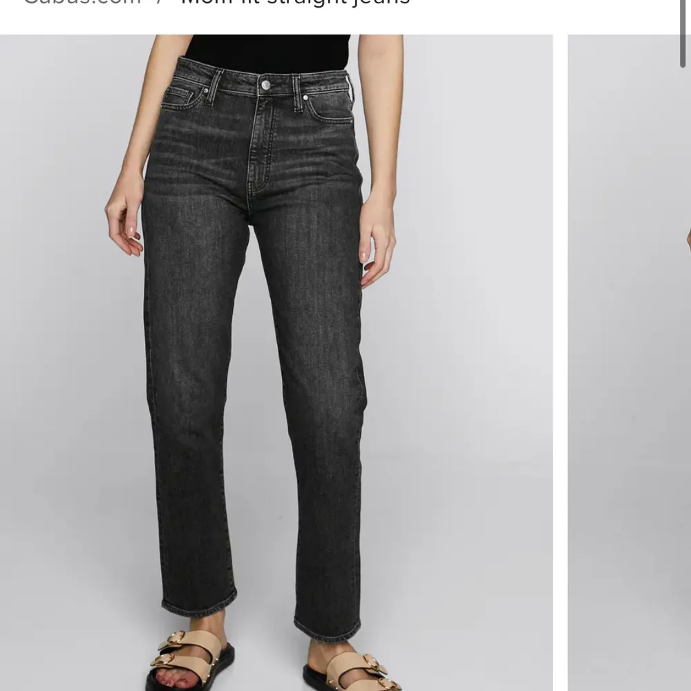 Säljer dessa knappt använda jeans (mom fit straight jeans) då dem är för små! Storlek 32. Säljer för 250kr💗 . Jeans & Byxor.