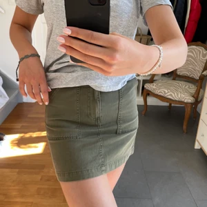 Kjol - Grön jeanskjol från Lindex. Två bakfickor finns. Bilderna är lite halvbra då den är lite för liten för mig 