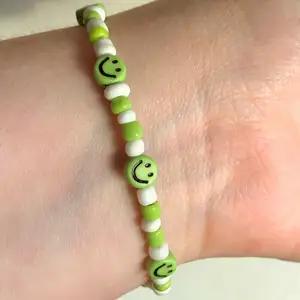 Handgjort armband i grönt och vitt💚🤍