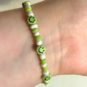 Armband med smileys - Handgjort armband i grönt och vitt💚🤍