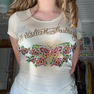 Christian Audigier t-shirt - Så cool t-shirt från christian audigier men kommer tyvärr inte till så mke användning:( Jättwbra skick med alla rhinestones kvar tror jag! Står storlek xs men passar typ s och m oxå