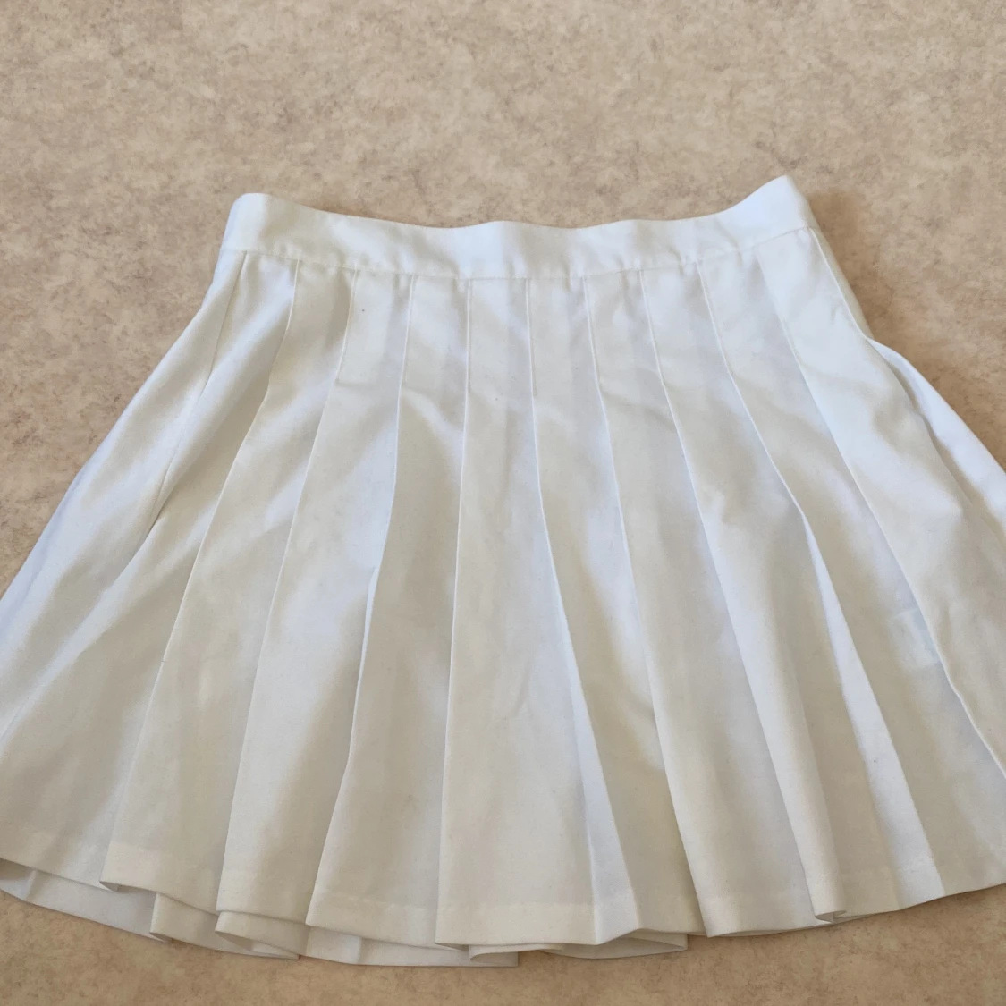 Vit tenniskjol strl 40