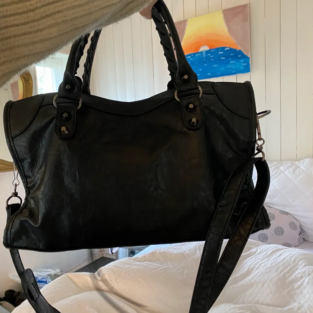 Balenciaga city bag Sort. Den har ingen riper eller bruksmerker. ser helt ny ut.. Väskor.