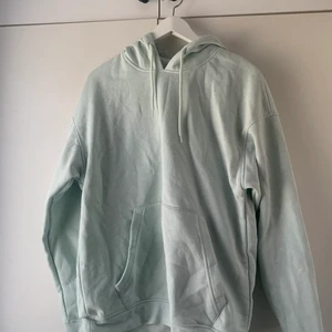 Hoodie från JACK&JONES!  - Säljer en hoodie ifrån jack&jones då jag ej använder den. Det står ingen storlek men passar mig som har M/L. Men då är den lite tajt. Bra skick!:) tror jag köpte dem för 300 men säljer för 150 plus frakt! (Köp snabbt för 120) hör av er vid frågor eller intresse❤️