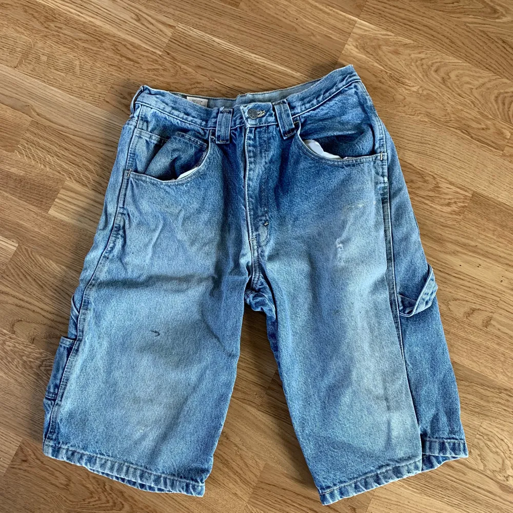 Ett par vintage nike jeans shorts, köpta i USA för några år sedan, skick som visas på bilderna.. Shorts.