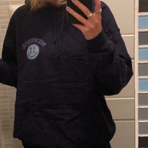 Hoodie - Skön mörkblå hoodie med asballt tryck på ryggen. 