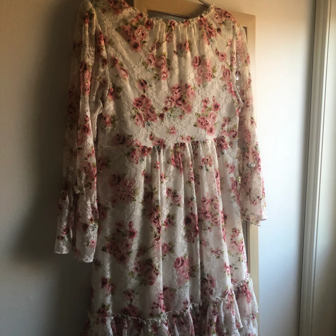 blommig spetsklänning - 90