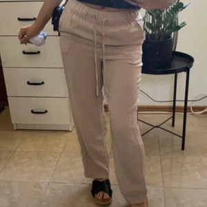 Linnebyxor - Säljer mina ljusa beiga linnebyxor i storlek xs, jätte fina och i bra skick dem passar perfekt nu till sommaren. Köpta i hm förra året, modellen är nu slutsåld.