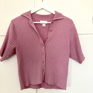 Topp - Rosa topp från Monki, lite kortare modell. Köparen står för frakten och jag tar Swish 🌸