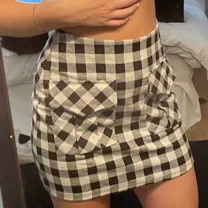 Rutig kjol från hm tror jag, storlek S. Köpt 2018. Inte så använd. 50kr+frakt