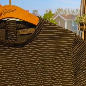 Tröja  - Tröja köpt på carlings för ett par år sedan men knappt använd då den ej är min stil. Det är svårt att fånga på bild men de ljusa linjerna är glittriga. Tröjan är väldigt bra kvalitet och sitter väldigt fint på kroppen. Pris kan diskuteras vid snabbt köp:D