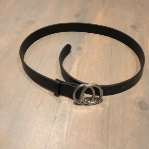 Blte/skärp - Säljer svart skärp från Lindex. 65cm långt. Nytt skick. Använt ungefär 3 gånger!🎸✨⭐️