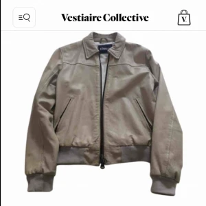 Beige skinnjacka - Jättefin second hand skinnjacka i gott skick! Sitter relativt tight när den är stängd. Från Edwin, köpt på Vestiaire Collective.