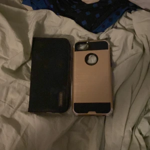 Mobilskal - Det ens skidar båda sidor och har mangnet det andra är ett fint men ganska slitet mobilskal säljer båda då jag har en nyare version. iPhone 6-8 skal