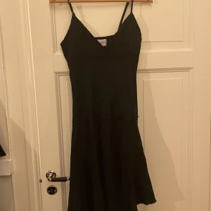 Svart klänning - Svart klänning med fina sömmar och detaljer. Snedskuren längst ner. Använd inte ”köp nu” funktionen. Kontakta alltid mig först.