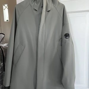 Cp company jacka i strlk 46. Sn - Jackan är i så bra skriv som det går då den aldrig är använd.  För mer bilder skriv. Nypris 8299kr Jag säljer för 3000 då jag bara vill få jackan såld:)