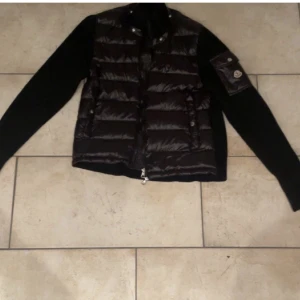 Moncler cardigan - Säljer denna moncler cardigan, osäker om den är äkta eller ej! Köpt för 1300, storlek S men skulle säga att den passar M/ en liten L. 