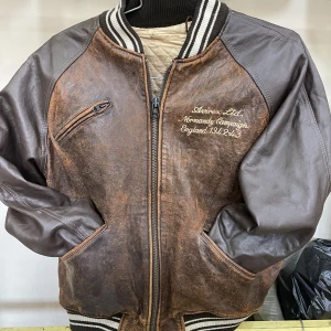 College jacket skinn - Mycket speciell jacka, den är heavy och boxig mycket bra passform! Den funkar för både S/M🤩 Pris kan diskuteras!