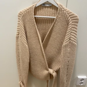 stickad tröja - Säljer denna snygga stickade tröjan från Zara pga flytt🤍