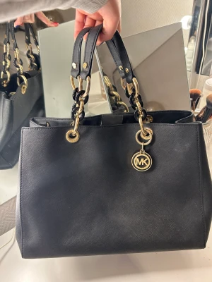 Michael Kors - Äkta Michel Kors handväska. Fint skick. Köpt för 2900kr på Jackie. 